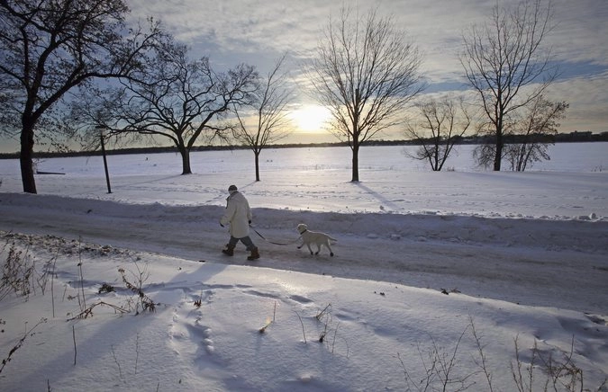Прогулка с собакой вдоль озера Калхун в Миннеаполисе.