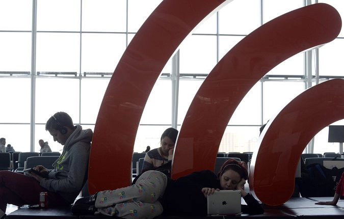 Путешественники коротают время.  Аэропорт Торонто.  © Aaron Harris /Reuters