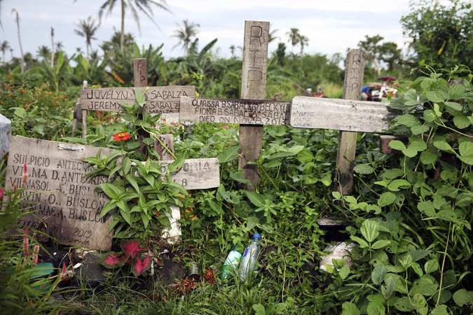 Заросшая братская могила тех, кто погиб от тайфуна Хайян.
