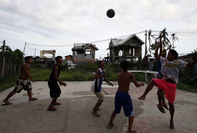 Ребята играют в мяч в Таклобане.