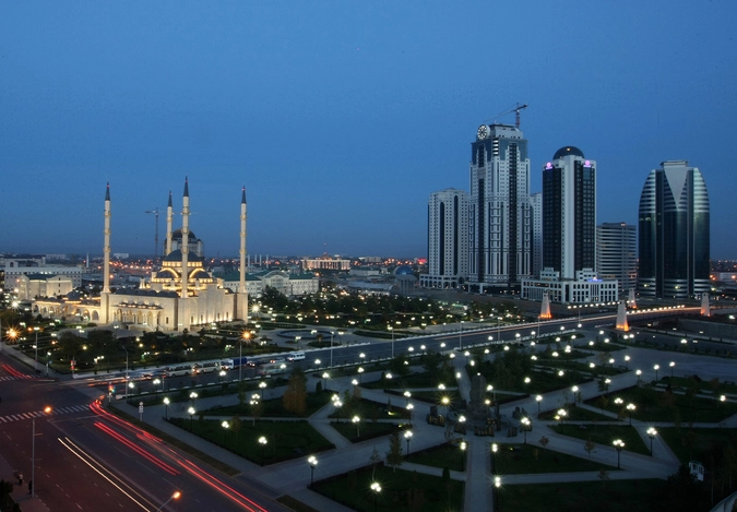 Вид на центральную мечеть им. Ахмата Кадырова "Сердце Чечни" и комплекс высотных зданий "Грозный Сити" в Грозном.