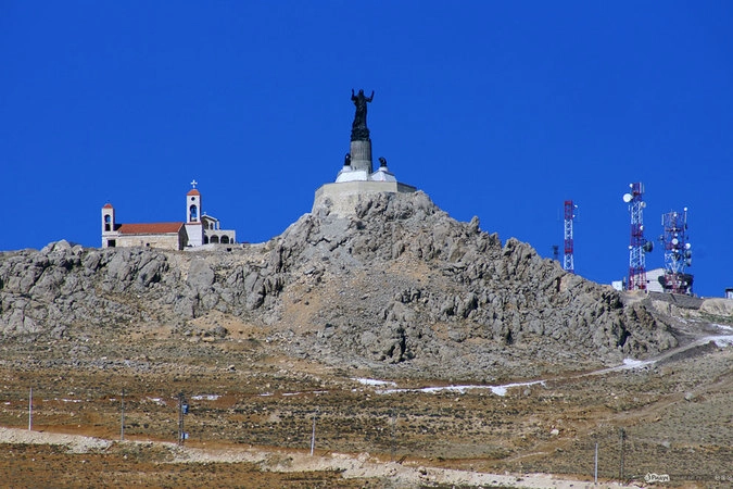 Монастырь Херувимов: вид на статую Иисуса снизу. Монастырь находится на высоте 2100 метров над уровнем моря.