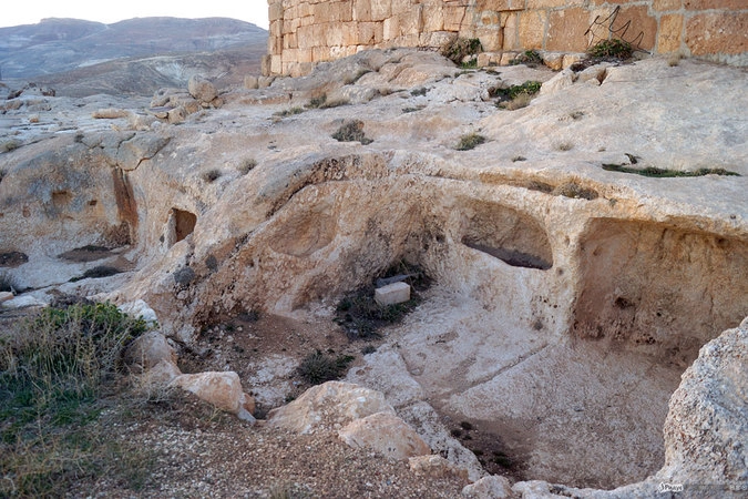 Монастырь св. Фомы: у подножья старой церкви находятся древние рукотворные  пещеры.