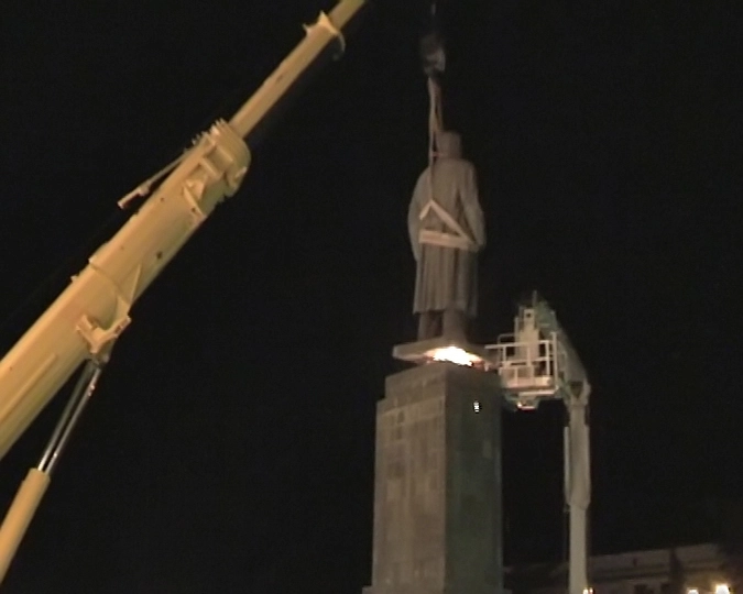 Демонтаж памятника Сталину в Гори.