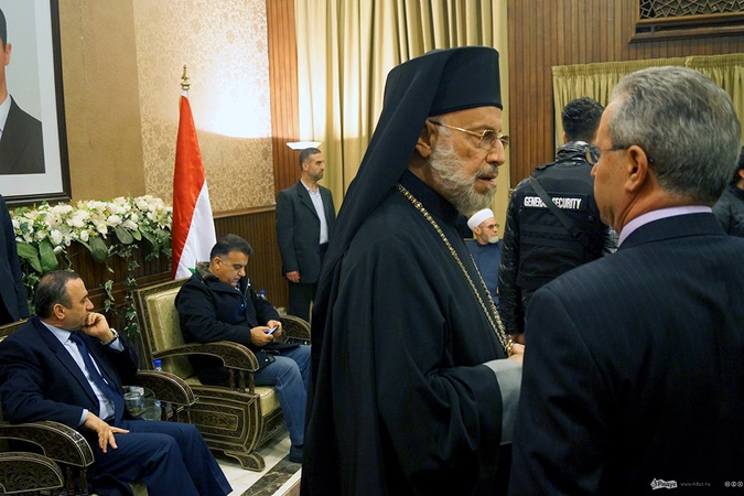 На заднем плане  губернатор Дамасской области и ливанский генерал Аббас Ибрагим. 