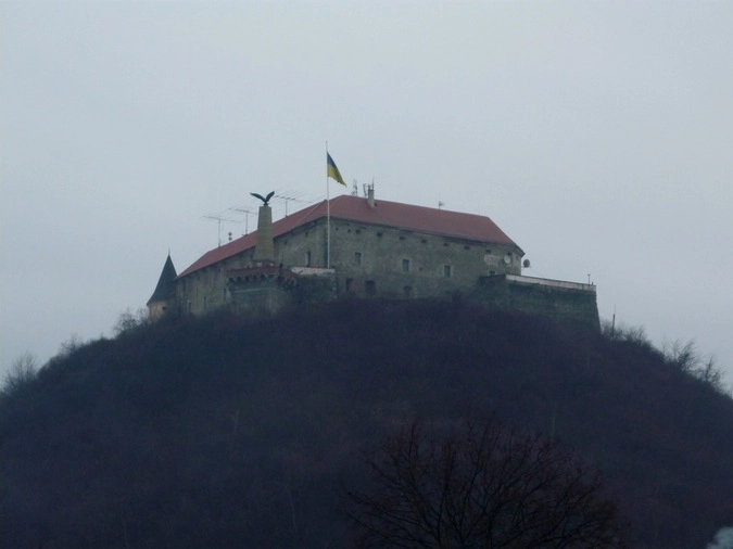 Мифическая птица Турул на памятнике тысячелетию обретения венграми родины в замке Паланок в Мукачево  