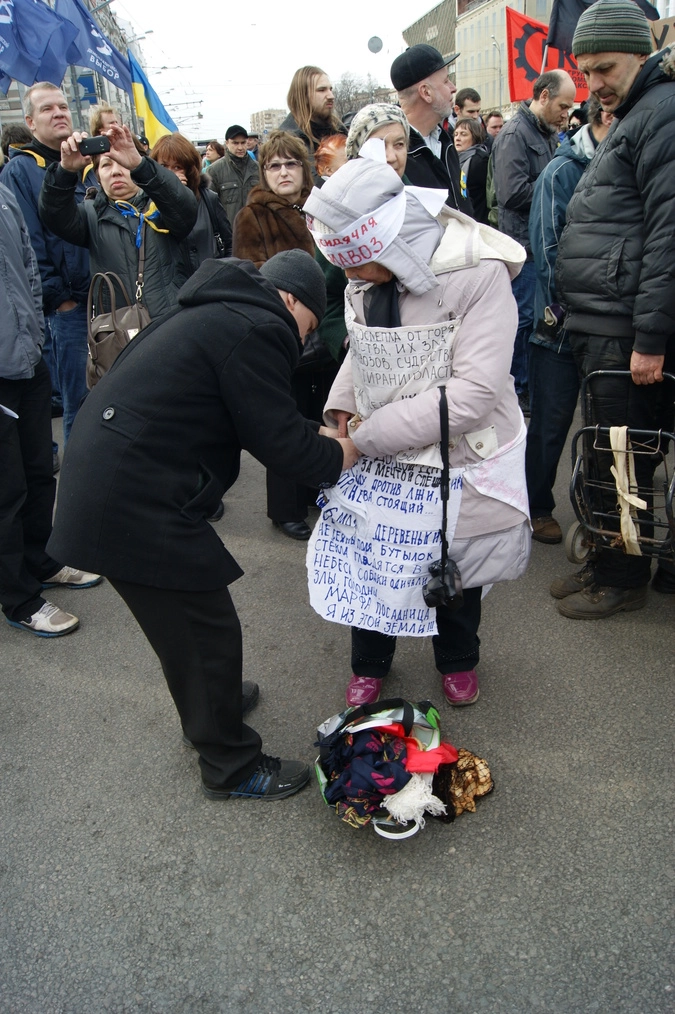 Участники антивоенной акции в Москве