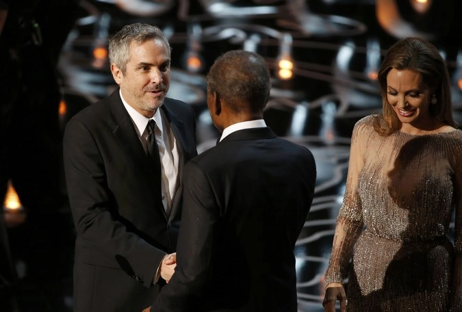 Режиссёр Альфонсо Куарон получает "Оскар" из рук Сидни Пуатье и Анджелины Джоли