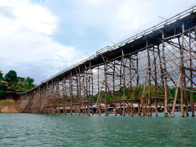 Самый длинный в мире деревянный мост в Таиланде.