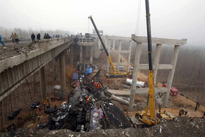 Из-за взрыва петард в Китае обрушился мост