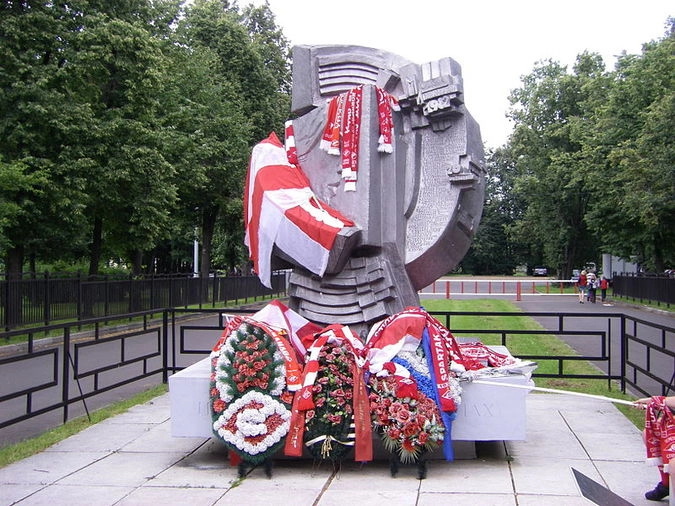 Памятник погибшим болельщикам в Лужниках.