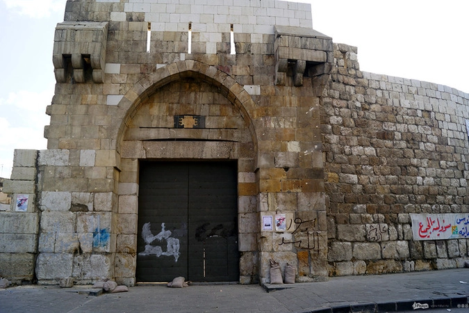 От падения одного из снарядов пострадала железная часть древних городских ворот - ворот Фомы (Баб Тума).