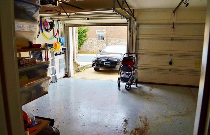 Обычный гараж на 2 автомобиля. В данном случае это Infinity M56 и джипик Ford Explorer 5-го поколения