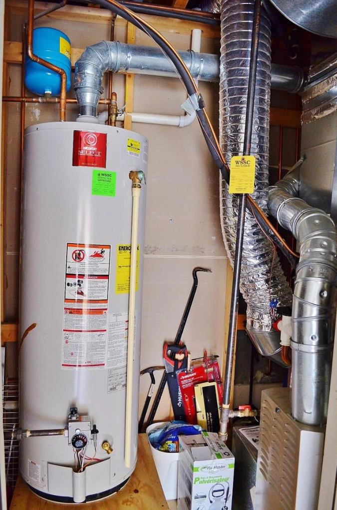 В каждом таунхаусе своя система отопления и подогрева воды. Здесь сразу две системы: летом работают кондиционеры, а зимой (обогрев) на газу.