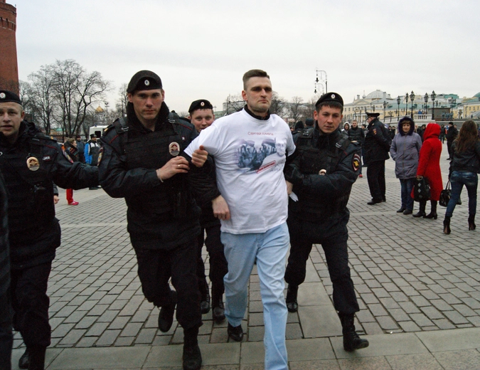 Полиция задерживает активиста