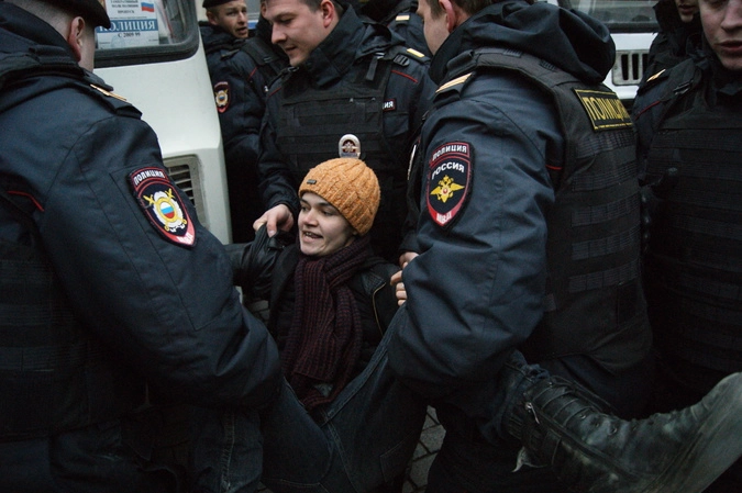 Полиция задерживает активистку