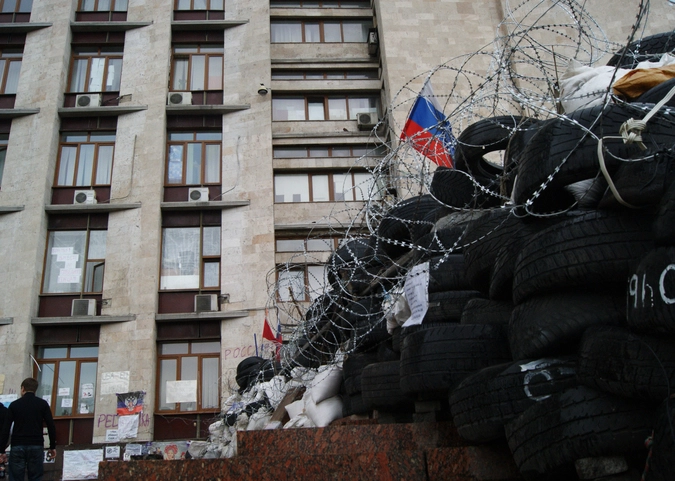 Баррикады вокруг здания обладминистрации Донецка