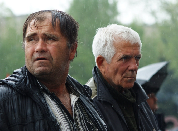 Жители Донецка слушают сообщения о начале боёв в Славянске 