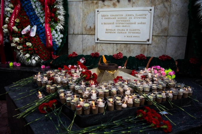 Цветы возложенные к вечному огню участниками экспедиции и ветеранами в Улан-Удэ 22 июня.
