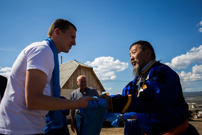 Лидера экспедиции Александра Васильева встречает шаман.