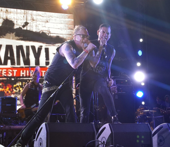 Уже традиционный фит Тараканов с Anti-Flag: "Бог и полиция"