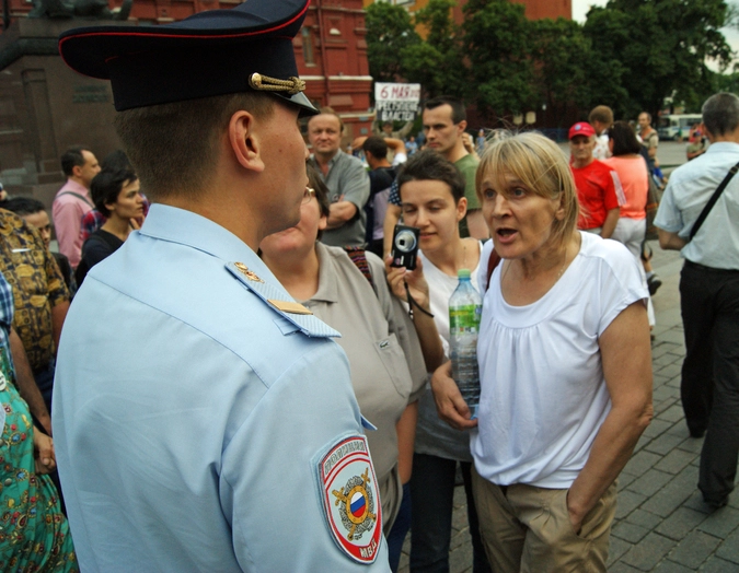 Активистка спорит с сотрудником полиции