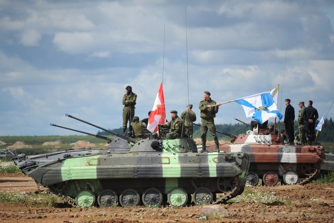 Экипажи боевых машин БМП-2 во время соревнований "Танковый биатлон-2014" на полигоне 2-й гвардейской мотострелковой Таманской дивизии в поселке Алабино.