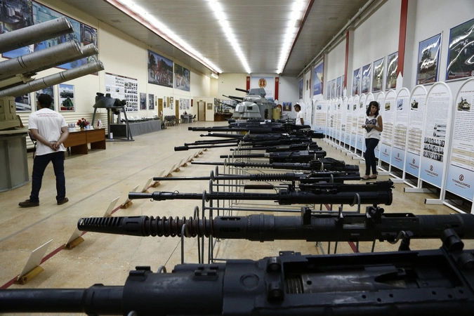 Военные экспонаты музея завода.