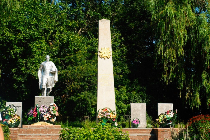 Реконструированный мемориал ВОВ выглядит теперь так в Шаблыкинском районе Орловской области.