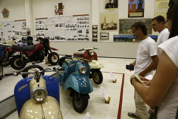 Музейные экспонаты выпускаемой продукции мотоциклы и мопеды.