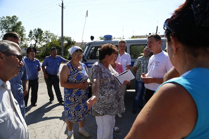 После осмотра загрязненной территории, Александр Васильев пообщался с местными жителями.