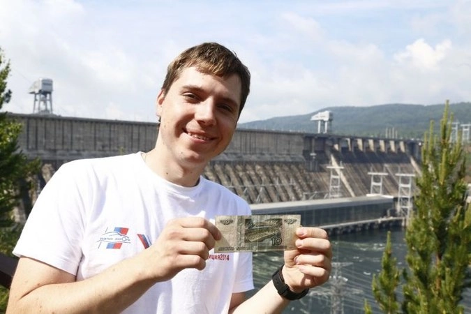 Дмитрий Васильев нашел купюры и решил сфотографироваться на фоне Красноярской ГЭС