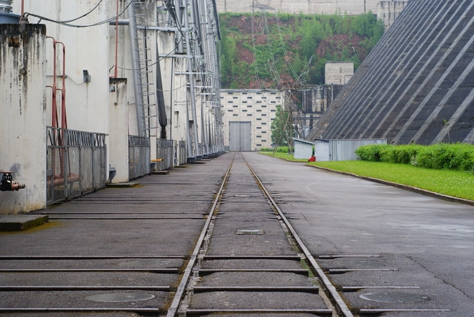 Рельсы для трансформаторов рядом с платиной Красноярской ГЭС