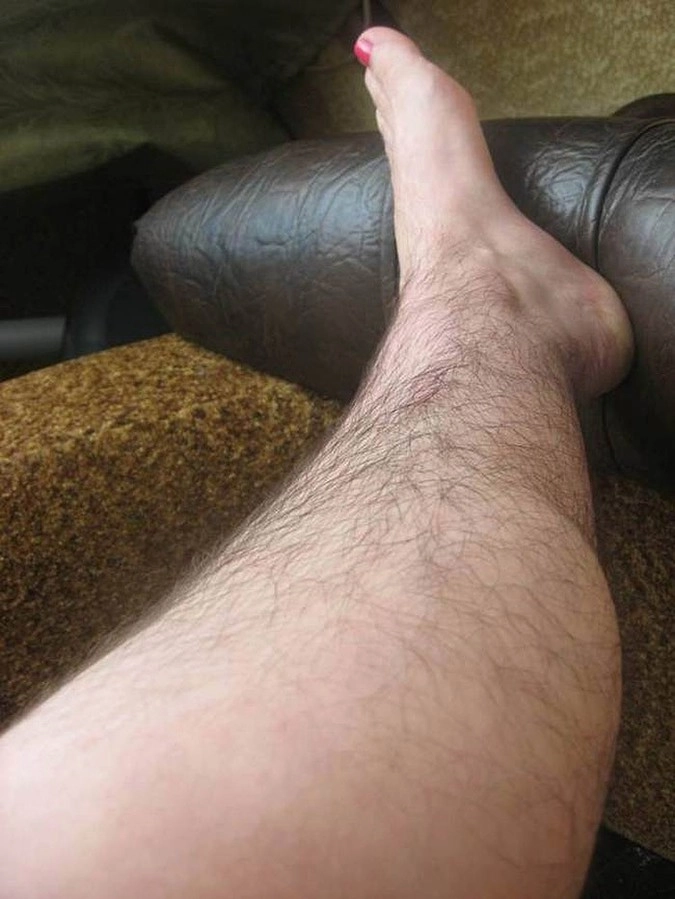 В сообществе довольно много фотографий женских небритых ног, сопровождающихся комментариями от авторов снимков.