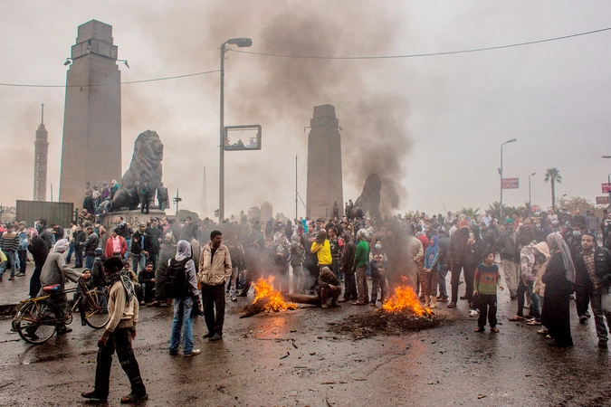 Столкновения участников акций протеста с полицией возле площади Тахрир в Каире.