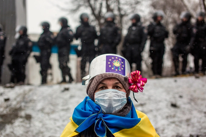 Участница протестных митингов за евроинтеграцию Украины на улице Грушевского в Киеве.