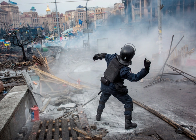 Сотрудник правоохранительных органов на площади Независимости в Киеве, где начались столкновения митингующих и сотрудников милиции.