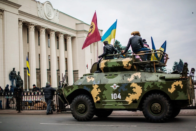 Бронеавтомобиль сторонников оппозиции у здания Верховной Рады Украины.