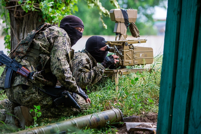 Бойцы народного ополчения Донбасса участвуют в боевых действиях на окраине Славянска.