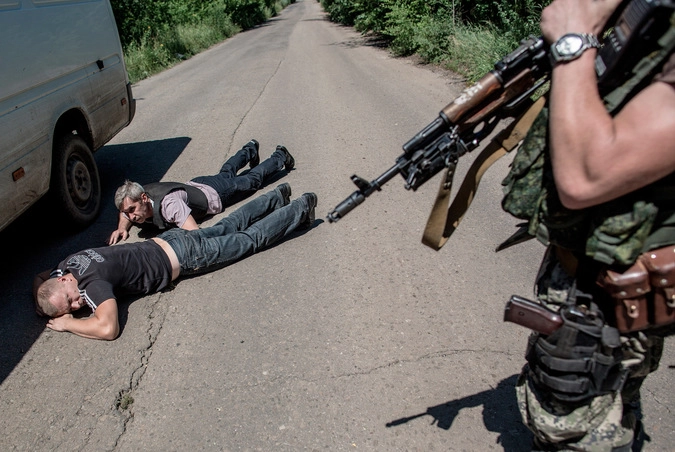Бойцы ополчения остановили для проверки подозрительный автобус возле поселка Николаевка, где идут бои с украинской армией.