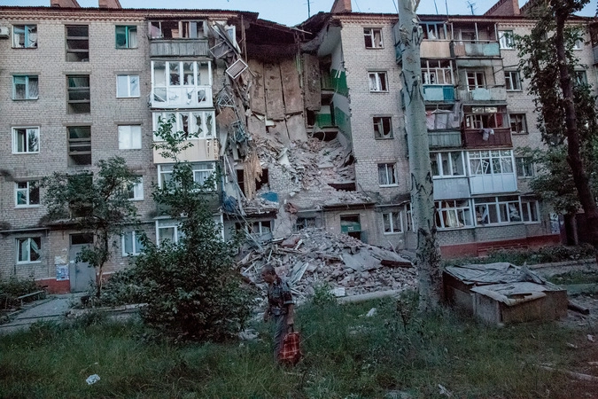 Последствия артиллерийского обстрела украинскими военными микрорайона Артема в Славянске.