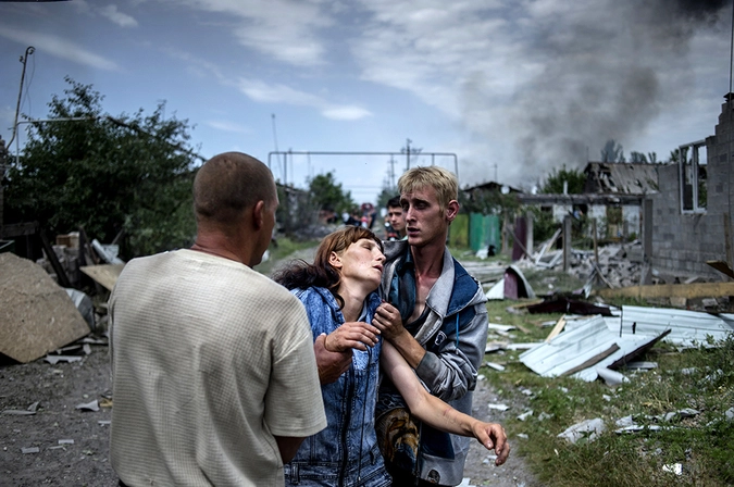 Местные жители в станице Луганская, подвегшейся авиационному удару вооруженных сил Украины. 
