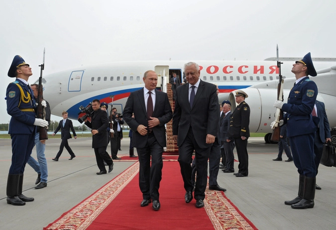 Президент России Владимир Путин и премьер-министр Белоруссии Михаил Мясникович во время встречи в аэропорту Минска.