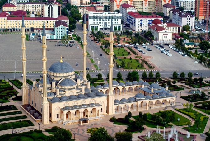 Вид на мечеть «Сердце Чечни» с 31 этажа Грозный-Сити утром.