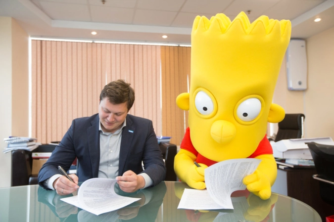 Барт во время подписания договора с генеральным директором футбольного клуба «Зенит» Максимом Митрофановым
