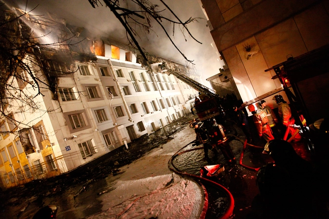 Тушение пожара в четырехэтажном здании бизнес-центра по адресу: 2-я Хуторская улица, дом 38. 20.03.2010