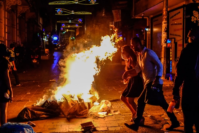 Прохожие на улице Истикляль во время протестов в Стамбуле. 22.06.2013