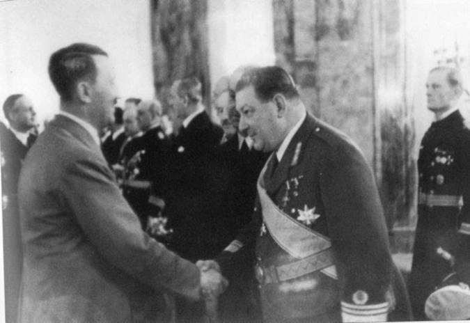 Начальник эстонского генерального штаба генерал-лейтенант Николай Реек на праздновании юбилея Гитлера. Берлин, 20 апреля 1939 года.