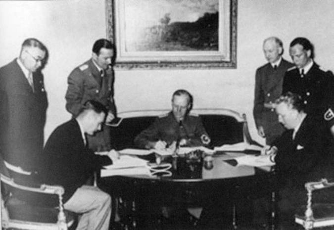 Подписание германо-эстонского и германо-латвийского договоров о ненападении. Берлин, 7 июня 1939 года. Секретные протоколы к этим договорам обязывали Латвию и Эстонию согласовывать с Германией военные меры безопасности и, по желанию Германии, все остальные меры безопасности, направленные против СССР.