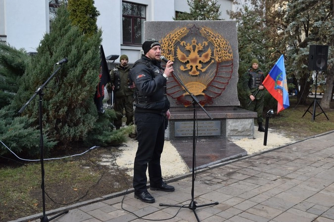 "Ночные Волки Донбасс" презентуют в Луганске подарок лидера мотоклуба, Хирурга - камень, символизирующий единство Русского Мира.